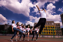 Graduation photo ideas: reliable alumnus and happy alumna