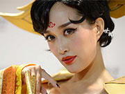 Cosplay model at ChinaJoy: photo story