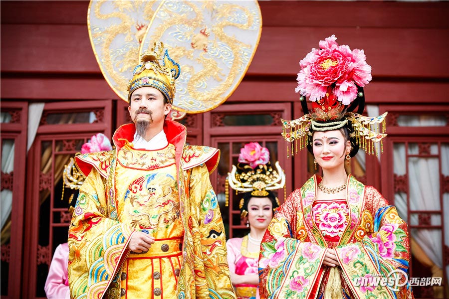 77 couples hold traditional wedding in Xi'an