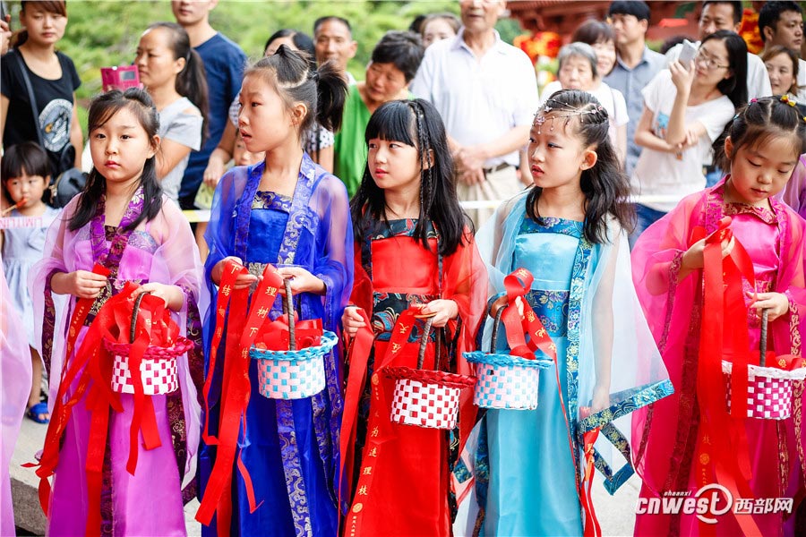 77 couples hold traditional wedding in Xi'an