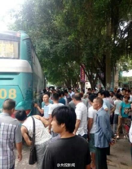 100 passers-by lift bus to save little girl under wheel