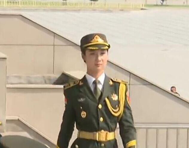 Gorgeous ex-model becomes PLA honor guard for V-day parade