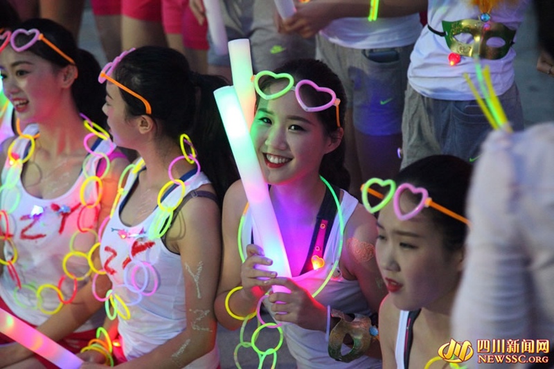 College students hold Nigh Run on the first day of school