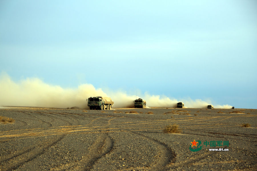 Artillery force holds drill in deserts of NW China