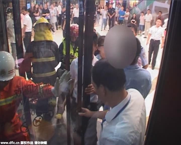 Kid stuck in door recued in E China