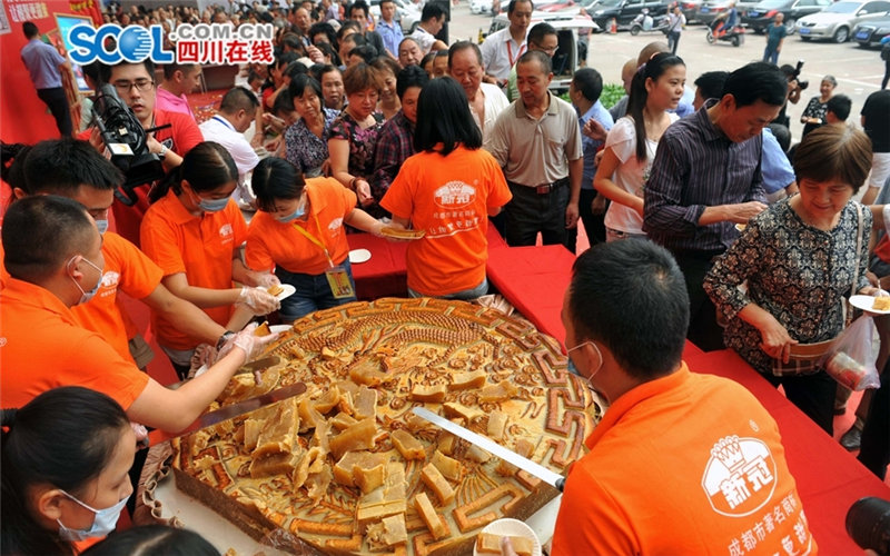 Giant mooncakes appear in Chengdu