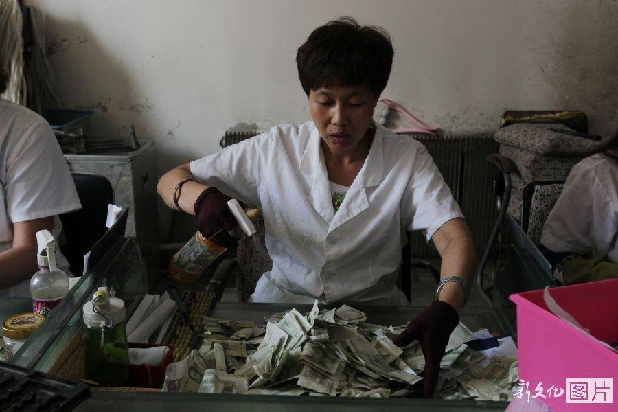 Counting money from bus fares not an easy job 