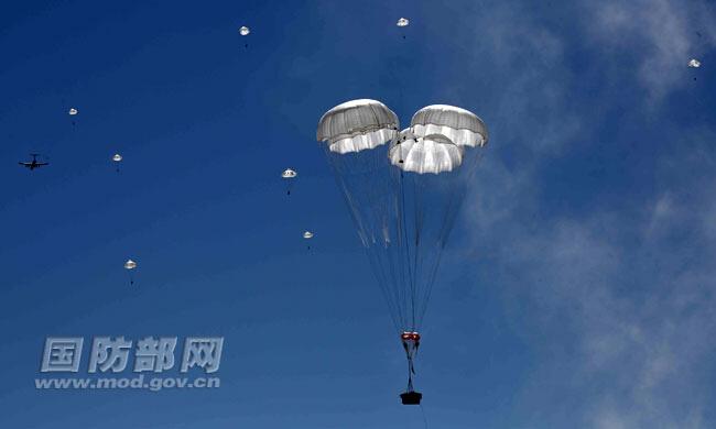 Cool training pictures of Chinese airborne troops