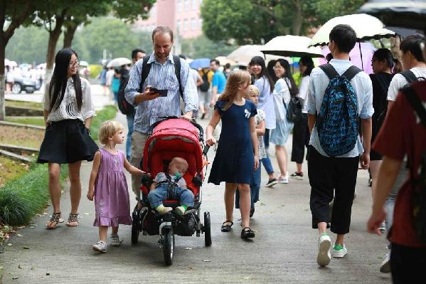 Polish couple studies in China with six daughters