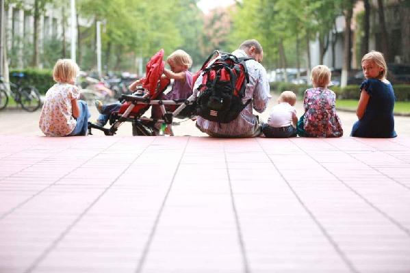 Polish couple studies in China with six daughters