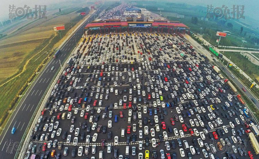 Heavy traffic turns expressway into huge parking lot