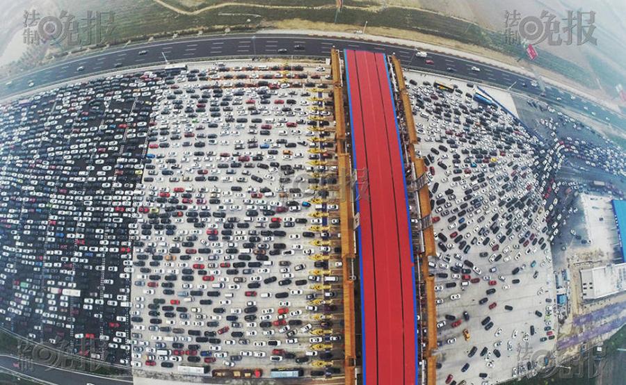 Heavy traffic turns expressway into huge parking lot