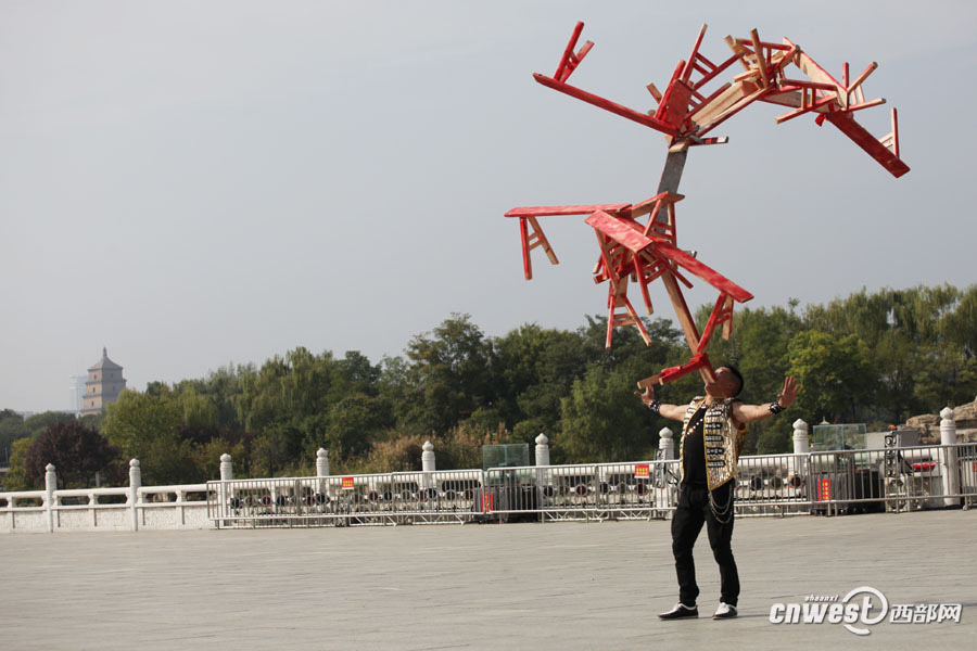 Guinness World Records holders stun audience with unique skills