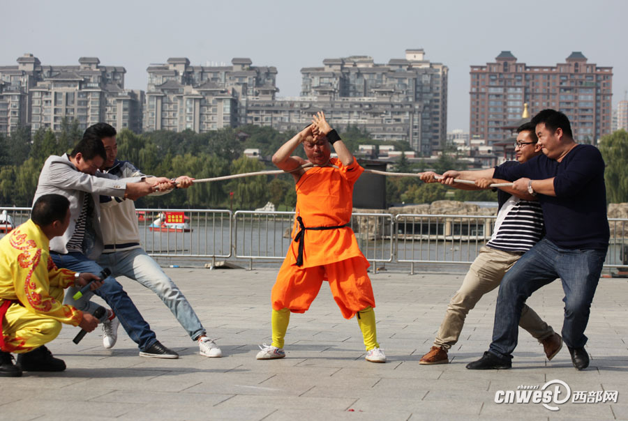 Guinness World Records holders stun audience with unique skills