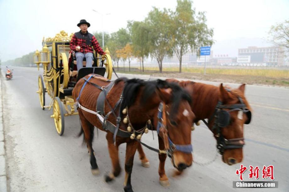 Chinese man makes copy of the Queen's carriage 