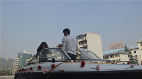 Man “rides” yacht to propose to a girl