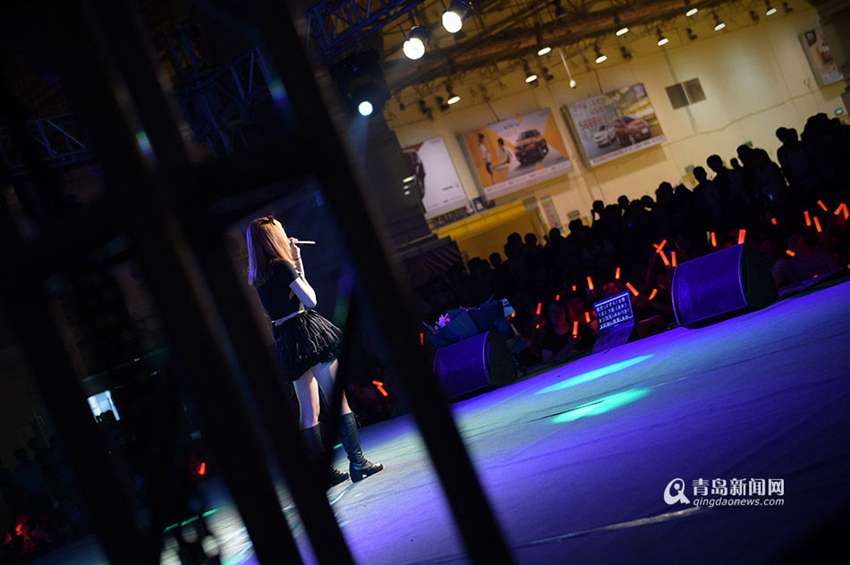 College girl makes cosplaying a high-paid job