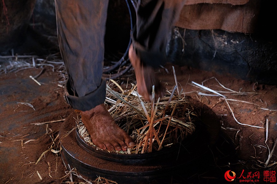 Traditional way of extracting oil in Anhui