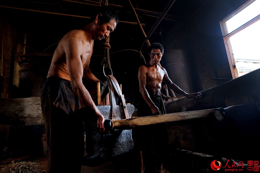 Traditional way of extracting oil in Anhui