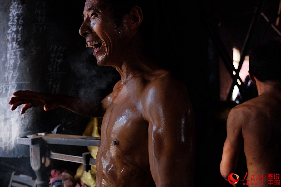 Traditional way of extracting oil in Anhui