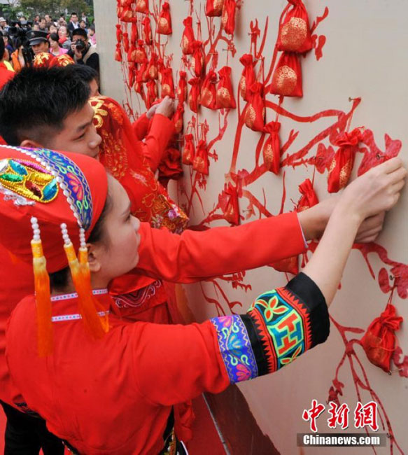 Jubilant group wedding held in Fuzhou

