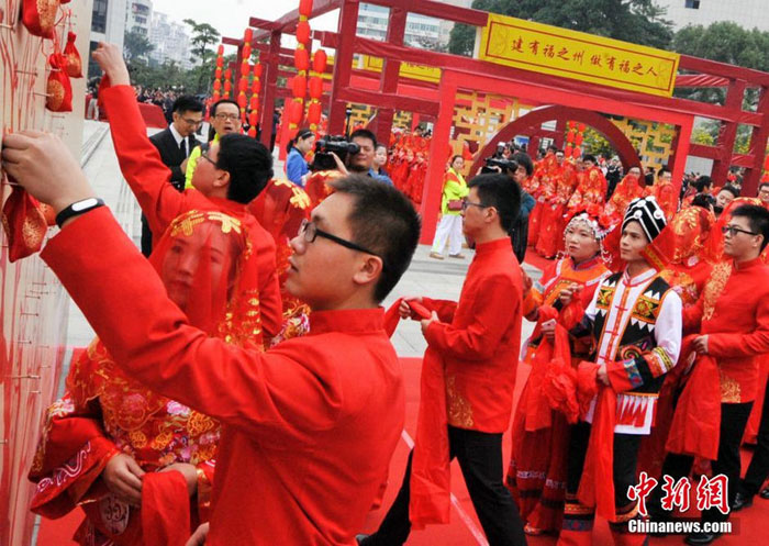 Jubilant group wedding held in Fuzhou
