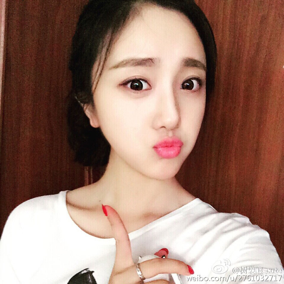 Beautiful graduate from police college becomes Internet hit