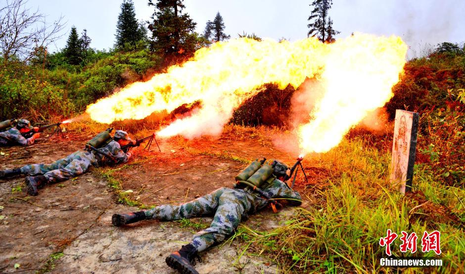 PLA mine sweeping force work at China-Vietnam boarder