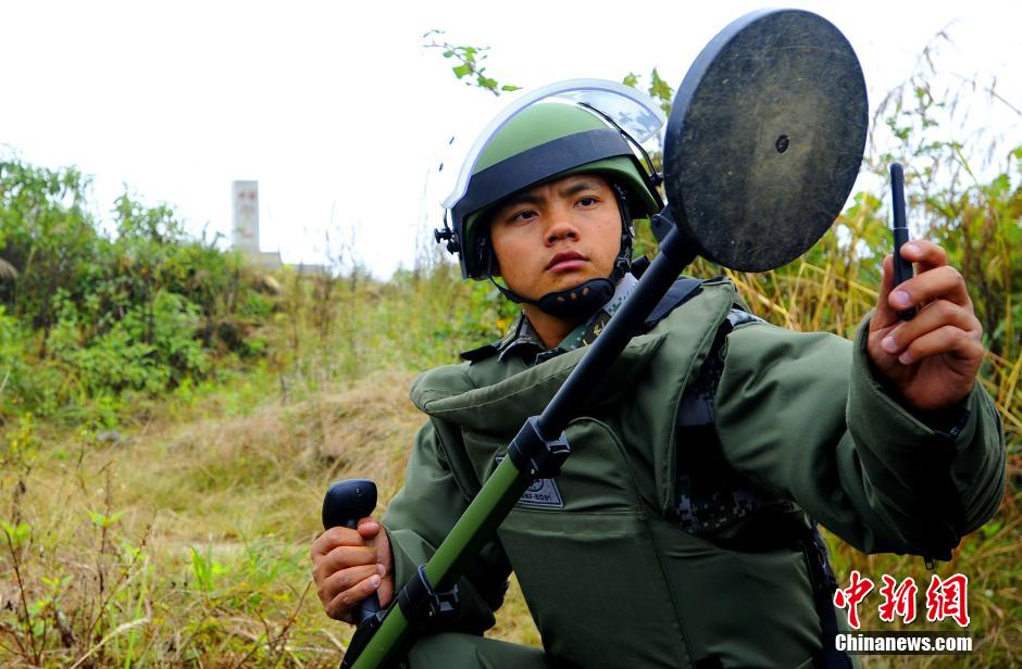 PLA mine sweeping force work at China-Vietnam boarder