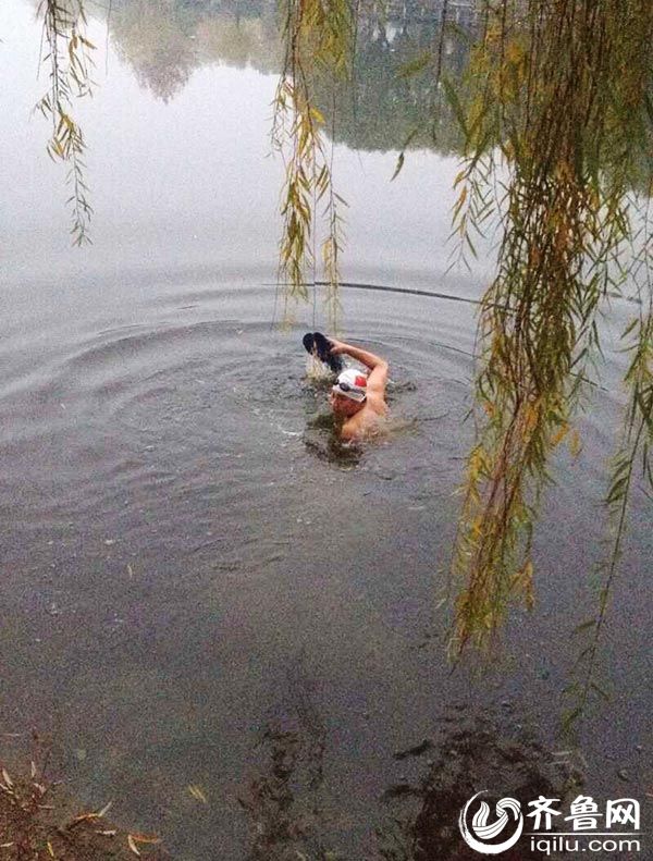 Ten winter swimmers salvage a car from river in Shandong