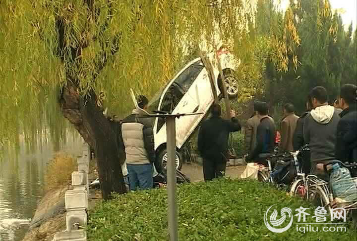 Ten winter swimmers salvage a car from river in Shandong