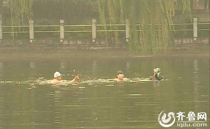 Ten winter swimmers salvage a car from river in Shandong