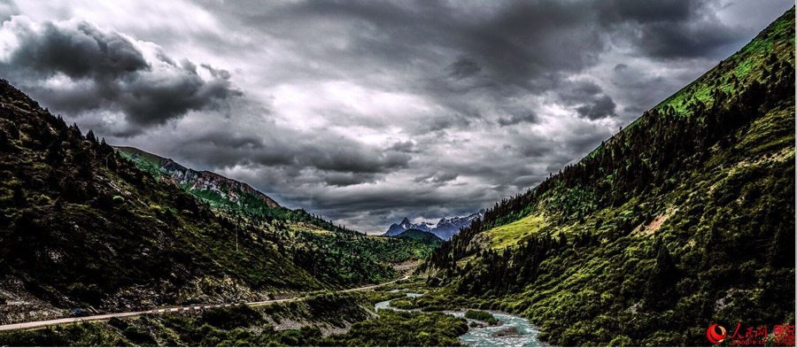 Grand scenery along Sichuan-Tibet highway
