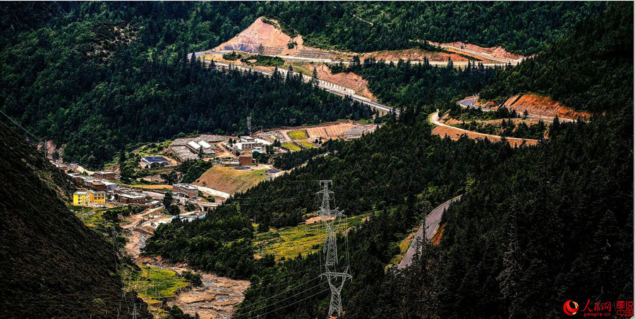 Grand scenery along Sichuan-Tibet highway
