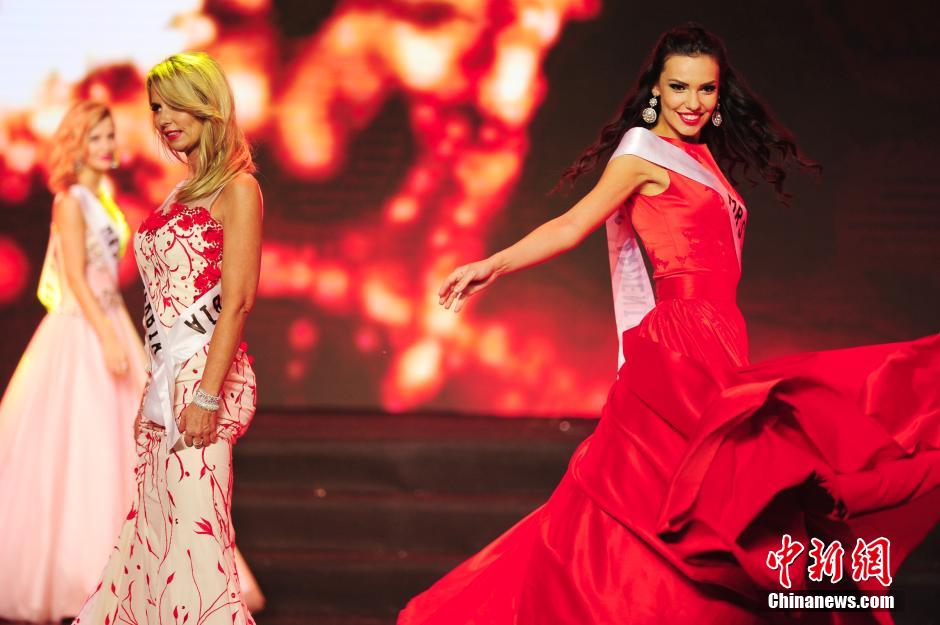 Mrs. Lebanon crowned Mrs. Globe 2015 