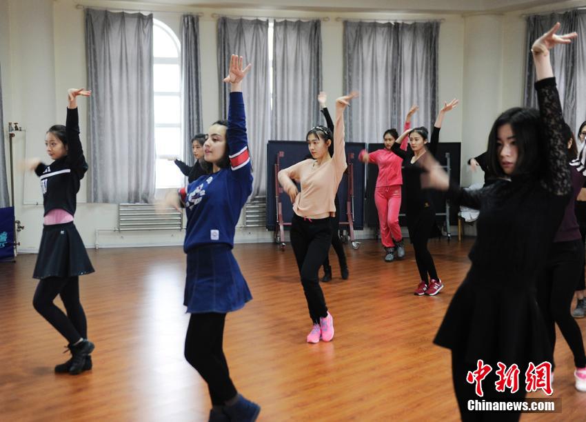 Pretty girls compete to be 