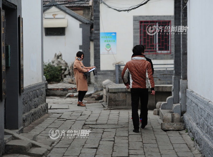 Female teacher's pen drawings reproduce old Jinan
