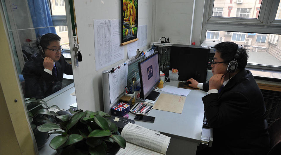 Students who stay at home because of air pollution take online class