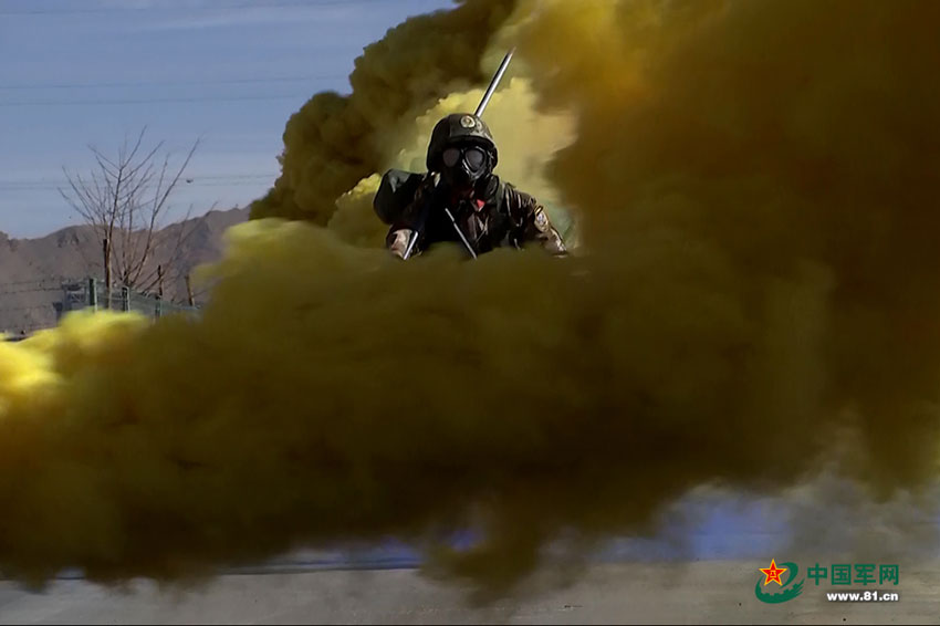 Striking moments of soldiers' training in Tibet
