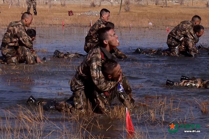 Striking moments of soldiers' training in Tibet
