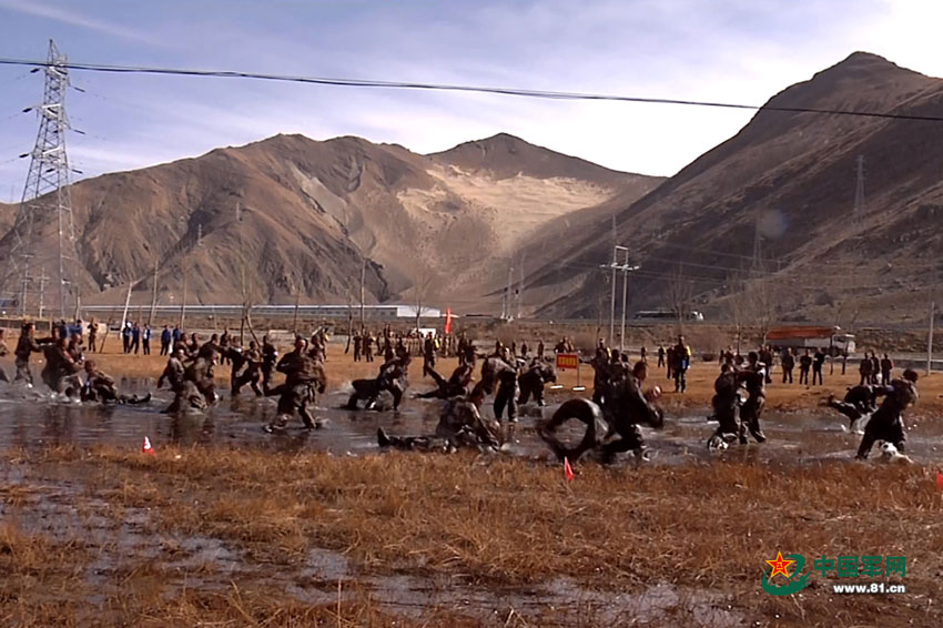 Striking moments of soldiers' training in Tibet
