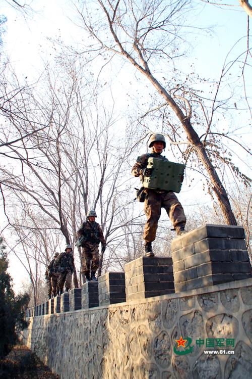 Students take part in military competition in N China