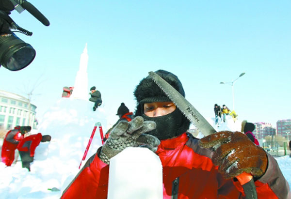 Art of snow sculpture brightens people's life in Harbin
