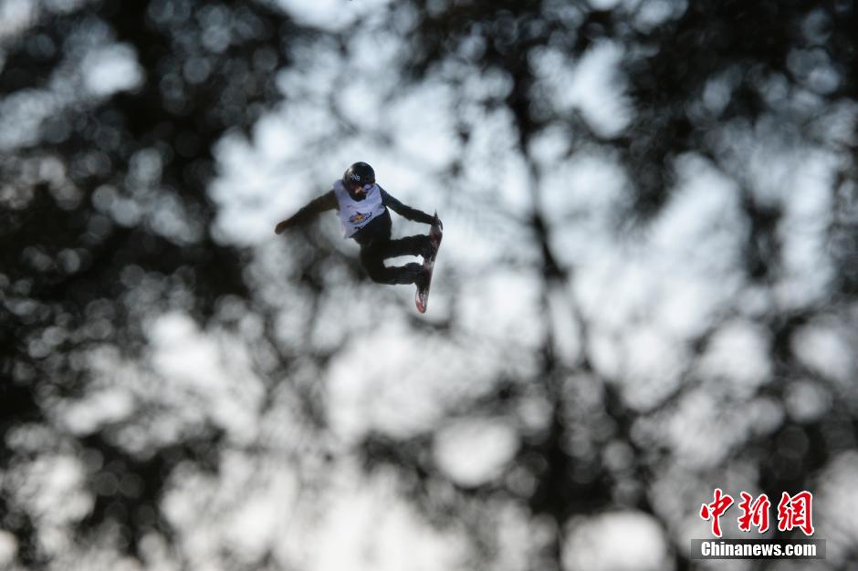 Contestants show fantastic snowboarding skills in Beijing