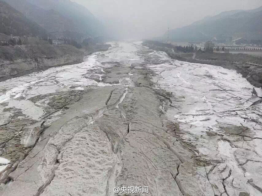 Breathtaking frozen Hukou Waterfall
