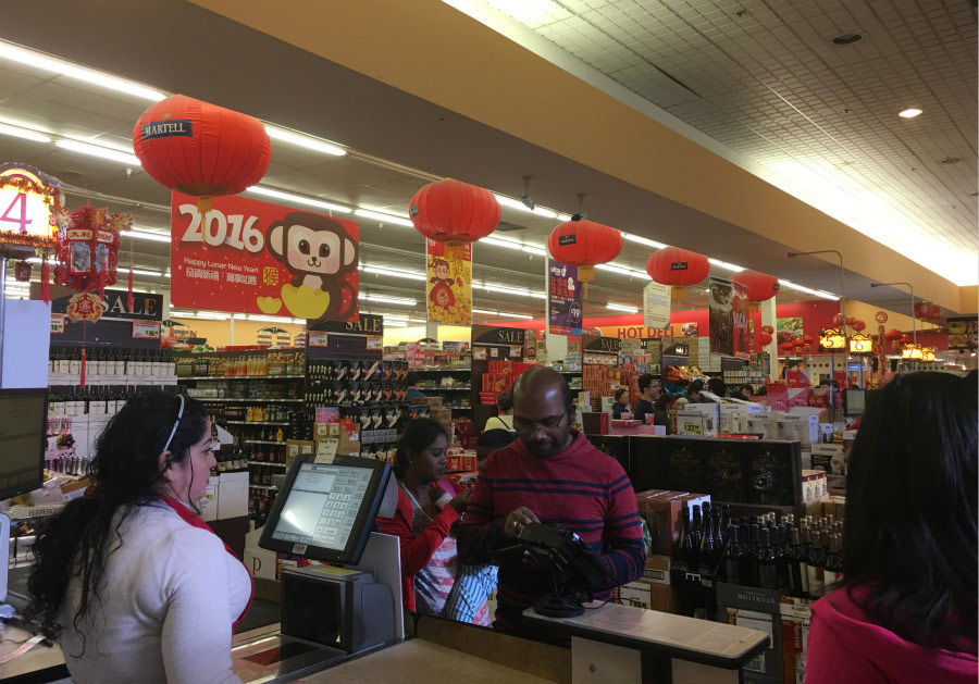 US malls feature Chinese New Year red