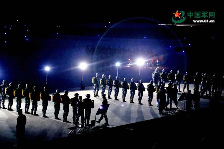 PLA's paratroopers conduct night training