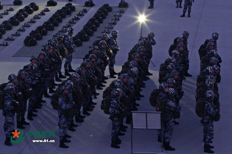 PLA's paratroopers conduct night training