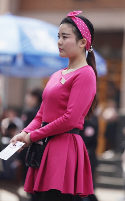 Eye-catching beauties in Chunxi Road of Chengdu
