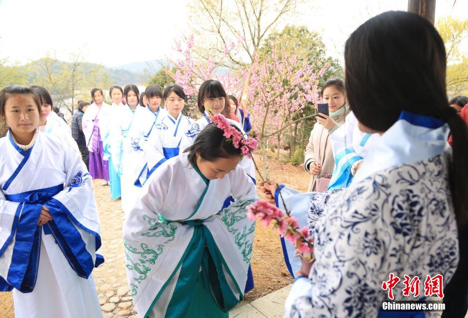 Young women wear traditional Hanfu to mark the Flower Festival in China